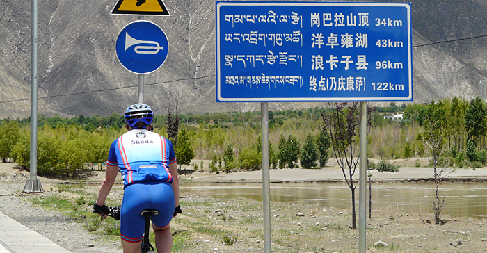 Radfahrt in Richtung Kangba La  